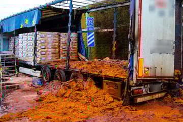 Unfall A: Kakao-Lkw gerät in Flammen: Braune Ladung verteilt sich auf Fahrbahn