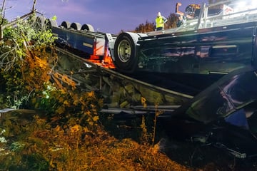 Sattelzug stürzt auf A45 Böschung hinunter: Fahrer (†38) stirbt eingeklemmt im Führerhaus