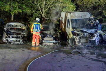 Brandstiftung in Erfurter Plattenbau-Viertel: Mehrere Fahrzeuge völlig Schrott