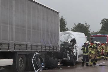Unfall A1: Tödlicher Unfall auf A1: Transporter kracht in Stauende