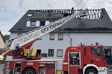 500.000 Euro Schaden: Über 130 Helfer kämpfen gegen Dachstuhlbrand