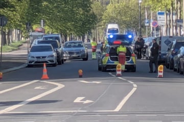 Auf der Blüherstraße hat es geknallt: Vollsperrung nach Unfall mit drei Autos