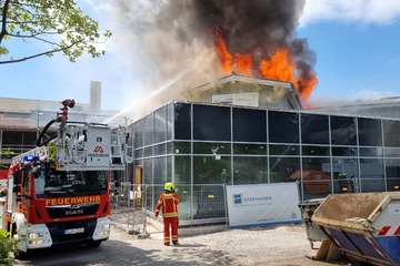 Flammen lodern aus neuer Stadthalle in Kreuztal: Feuerwehr evakuiert drei Schulen
