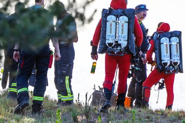 Schwimmer geht in Baggersee unter: Großeinsatz mit Tauchern und Drohnen