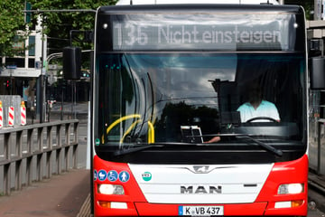 Köln: Streit eskaliert: Mann schlägt Busfahrer und greift Passanten mit Messer an!