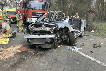 Opel kracht gegen Baum: Feuerwehr muss Fahrer aus Wrack befreien