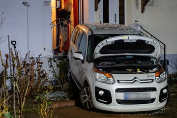 Seniorin fährt beim Einparken rückwärts Treppe hinauf und steckt im Eingang fest