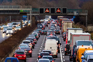 Unfall A2: Sperrung auf der A2: Stürze in Biker-Gruppe sorgen für langen Stau