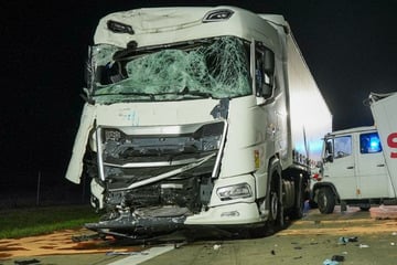Unfall A2: Lkw kracht in Baustelle - Chaos durch blockierte Rettungsgasse