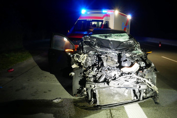 Unfall A1: VW kracht nach Überholmanöver in Lastwagen, Fahrer wird schwer verletzt