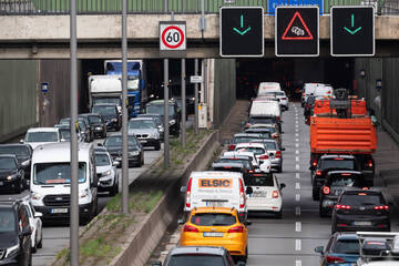 Berlin: Dicker Stau auf A111: Bis zu zwei Stunden Wartezeit im Norden von Berlin