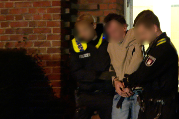 Hamburg: Im Treppenhaus: Mann droht mit Schüssen, Spezialeinheit rückt aus