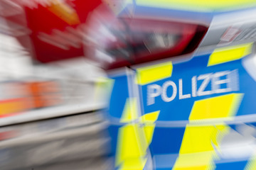 Irre Szenen in Halle! Frau hält Kleinkind aus Fenster im fünften Stock