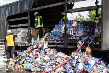 Unfall A5: Vollsperrung der A5: Lastwagen-Anhänger voller "Capri-Sun"-Trinkpäckchen brennt lichterloh