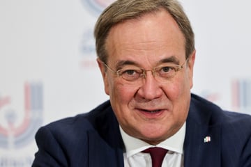 Besondere Auszeichnung: Ex-NRW-Chef Armin Laschet wird zum Aalkönig gekrönt