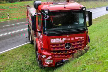 Unfall im Erzgebirge: Lkw kracht gegen Böschung