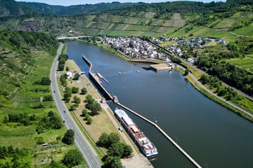 Ölteppich auf der Mosel, Schiff mit 124 Passagieren hängt an Schleuse fest