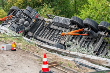 Unfall A5: Unfall sorgt für Verkehrschaos: Lkw landet in Graben, A5 nahe Frankfurt zeitweise gesperrt