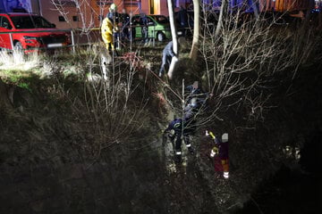 Chemnitz: Frau stürzt Böschung hinab und fällt in die Chemnitz