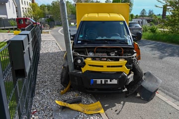 Postauto kracht mit VW zusammen und stößt gegen Laterne