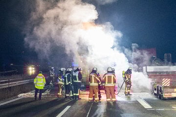 Technischer Defekt am Reifen: Laster brennt auf A73 aus