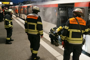 Hamburg: Brand in Mehrfamilienhaus und Rauch in U-Bahn-Station: Feuerwehr im Einsatz