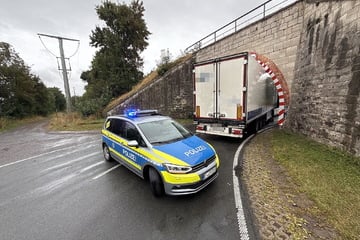 Bei der Durchfahrt verschätzt: Brötchen-Lkw bleibt im Tunnel stecken