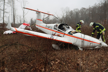Kleinflugzeug stürzt in Waldgebiet: Pilot verliert bei schlechtem Wetter die Orientierung