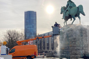 Köln: Nach Protestaktion der "Letzten Generation": Reiterdenkmal von Farbe befreit