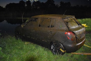Auto liegt jahrelang im Wasser: Jugendliche machen brisanten Fund beim Baden