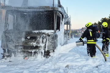 Unfall A: Lkw mit Elektroautos in Flammen! A10 voll gesperrt