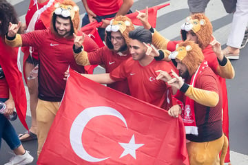Wegen Wolfsgruß! Polizei beendet türkischen Fanmarsch in Berlin