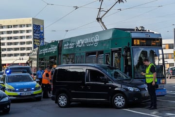 Estländischer Caddy in Leipzig beim Wenden von Straßenbahn erwischt