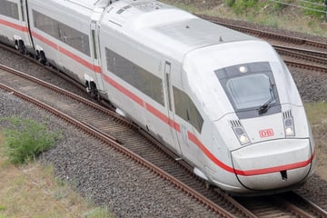 Blitzeinschlag im Norden sorgt bundesweit für Chaos im Bahnverkehr!