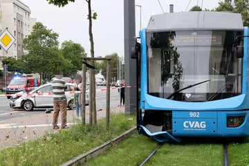 Unfall in Chemnitz: Auto und Straßenbahn krachen zusammen