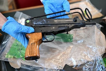 Ermittler heben gigantisches Waffenlager aus: Anklage gegen Männer-Trio