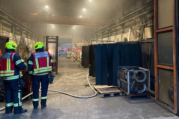 Starke Rauchentwicklung: Bergheimer Feuerwehr löscht Brand in Werkstatthalle