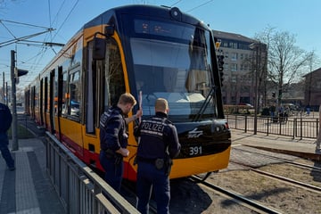 Jungle frau in Karlsruhe von Straßenbahn erfasst