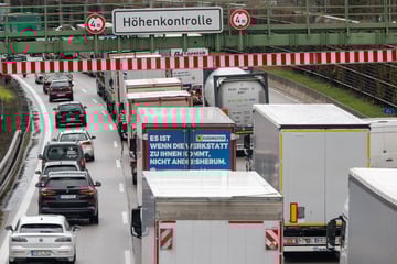 München: Höhenkontrolle ausgelöst: Lasterfahrer ignoriert Schranke und flüchtet