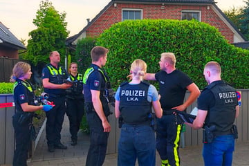 Bewaffneter Raub auf Seniorin: Angehöriger schwer verletzt, Täter auf der Flucht