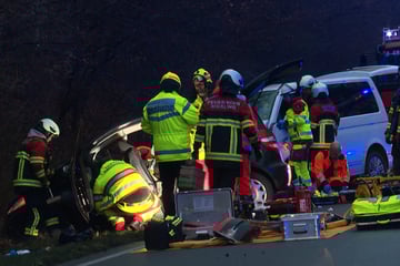 Horrorcrash mit fünf Verletzten: Hubschrauber im Einsatz