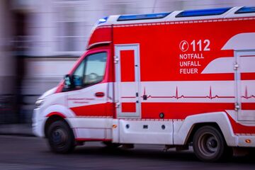 Kontrolle verloren: Fünf Verletzte bei Unfall mit Transporter