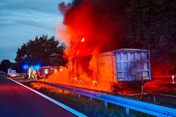 Unfall A: Lastwagen geht auf der A10 in Flammen auf
