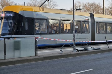 Mazda verliert Kontrolle: Leipziger Haltestelle im Eimer