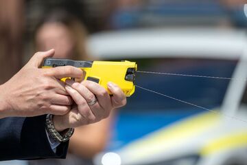 Frau beim Umziehen am See beobachtet? Dann geht er auf Polizisten los