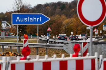 Schock auf A52: Bauarbeiter nach Autounfall fast von Betonwand erschlagen!