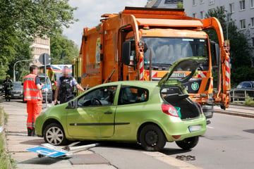 Chemnitz: Unfall in Chemnitz: Renault kollidiert mit Müllauto