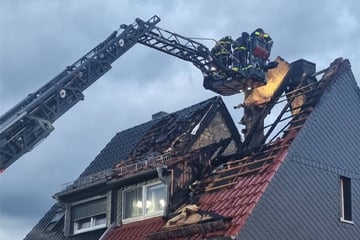 Doppelhaus brennt lichterloh: Bewohnerin schwer verletzt