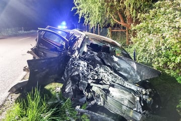 Opel rast in den Gegenverkehr: Mutter stirbt vor den Augen ihrer Familie