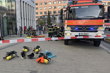 Hamburg: Feuerwehr im Großeinsatz! E-Auto brennt in Tiefgarage